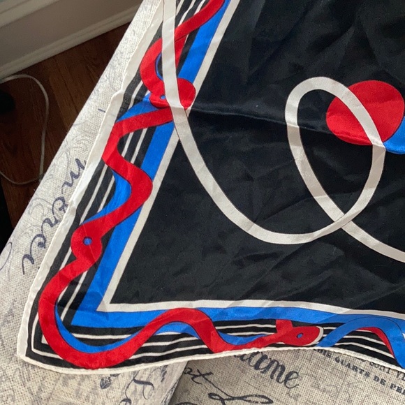 Beautiful silk vintage Pierre Cardin scarf - Picture 8 of 9